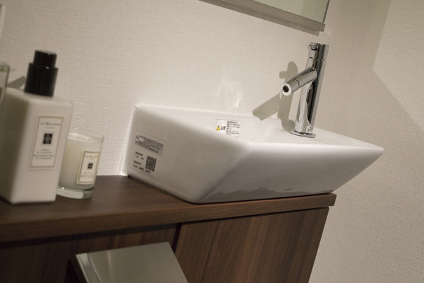 Toilet.  [Hand wash counter] Hand wash counter to increase the grade sense of toilet. It is bottom with storage toilet supplies fits neat (same specifications)