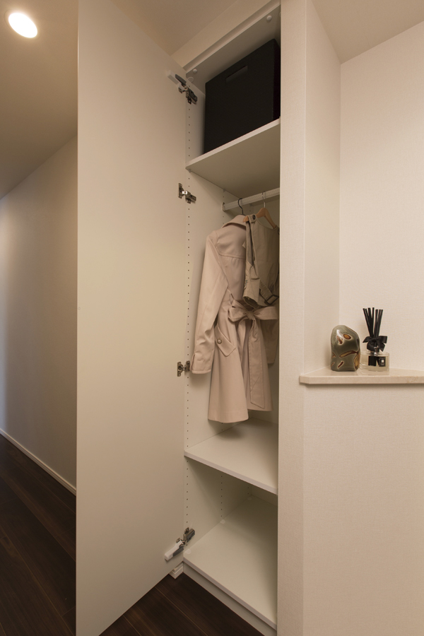 Receipt.  [Coat closet] On the side of the entrance of Agarikamachi, Installed a convenient closet to hang a coat. When going out and coming home, Smooth you out a coat (same specifications)