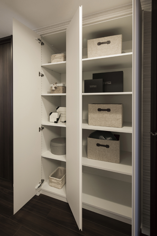 Receipt.  [System storage] Since the live person shelves that can change the arrangement according to the store of it is equipped with, You can take advantage of the storage space more effectively (same specifications)
