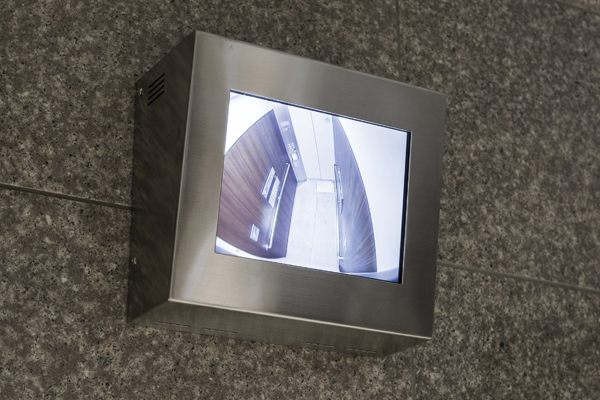 Security.  [Elevator crime prevention measures] A lift within the monitoring monitor on the first floor of the elevator hall. You can see through the monitor the elevator inside of the situation (same specifications)