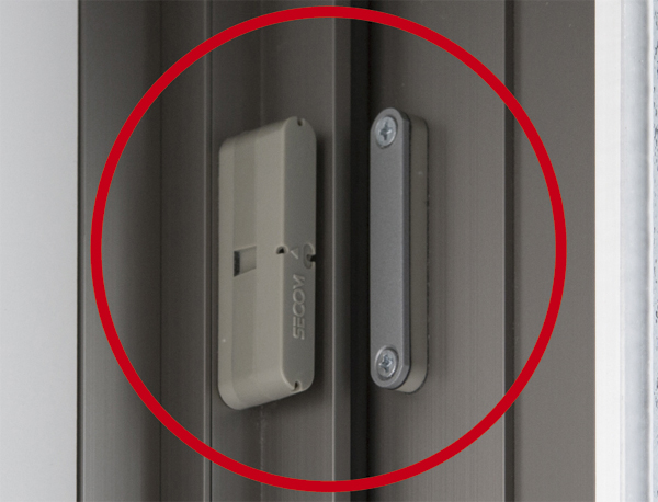 Security.  [Opening and closing sensor] Entrance door of all dwelling units ・ Window (surface lattice with window ・ Established the opening and closing sensor to FIX except the window). When it comes to a state where the window or the like is open at the time of the sensor set, An alarm sounds at the intercom base unit, Control room ・ This is a system that is automatically reported to the security company (same specifications)