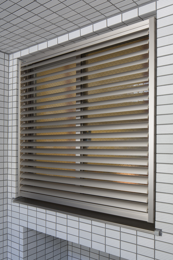 Security.  [Louver surface lattice] The window facing the common hallway and porch, By adjusting the angle of the louver, Louver surface grid that can incorporate light and wind while the securing of privacy has been adopted (same specifications)
