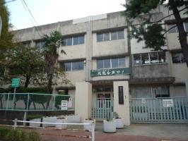 Junior high school. Naruo 570m until junior high school