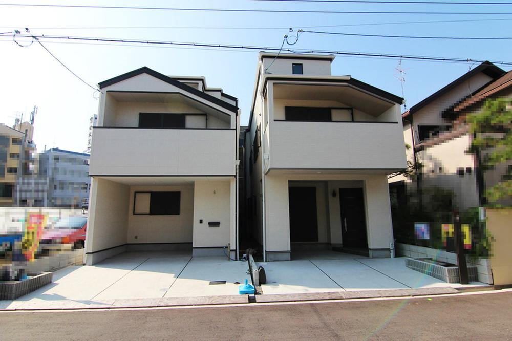 Local photos, including front road.  ◆ Exterior Photos