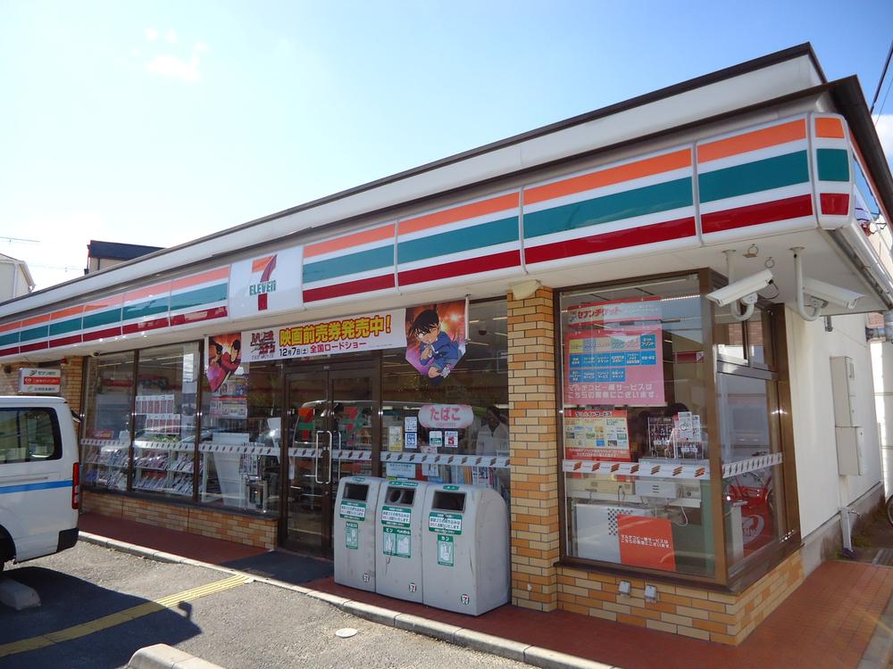 Convenience store. 150m to Seven-Eleven