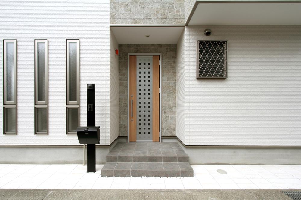 Building plan example (exterior photos). Entrance (our example of construction)