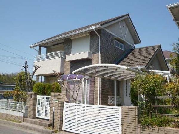 Local appearance photo. Bright property appearance in the corner lot