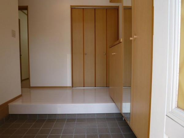 Entrance. A spacious entrance