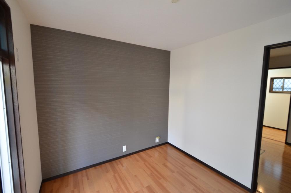 Non-living room. Shooting the entrance of free space from east to west. Produce a sense of fun by the cross of tension divided!