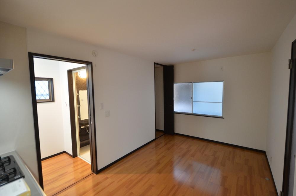 Living. Living Pictures. Ventilation is good because there is a window to the east and west.