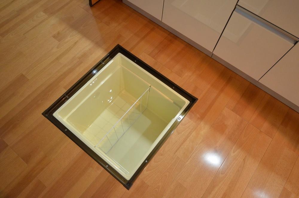 Receipt. There is also under-floor storage, Also useful for storage, such as seasoning! !