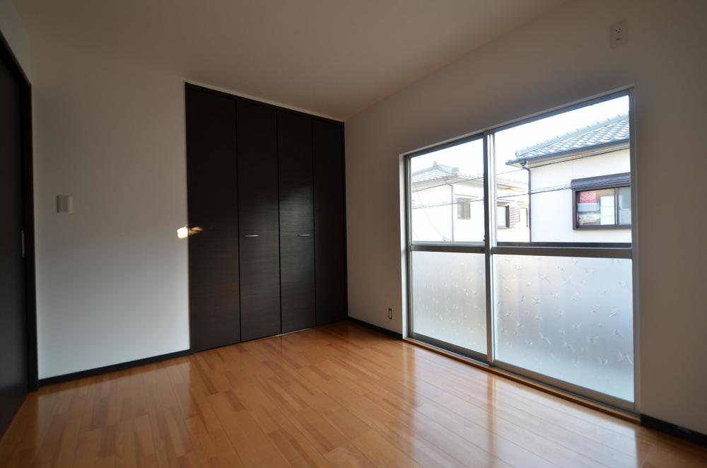 Non-living room. Second floor of the Western-style photo. There is also a wealth of storage space.