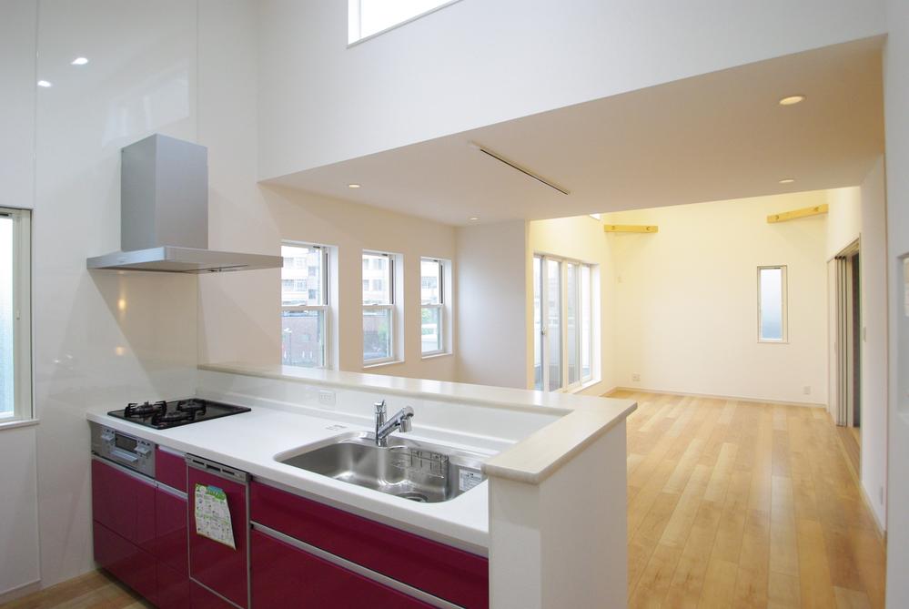 Building plan example (introspection photo). Open kitchen overlooking the whole room