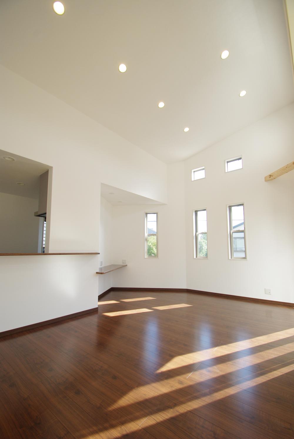 Building plan example (introspection photo). Directing the open space with a gradient ceiling