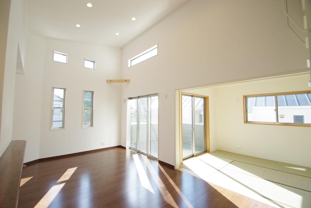 Building plan example (introspection photo). Slowly relaxing space by providing a tatami corner to the preeminent living per yang