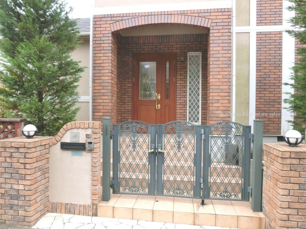 Local appearance photo. Entrance around is fashionable at the gates of tiled and casting.