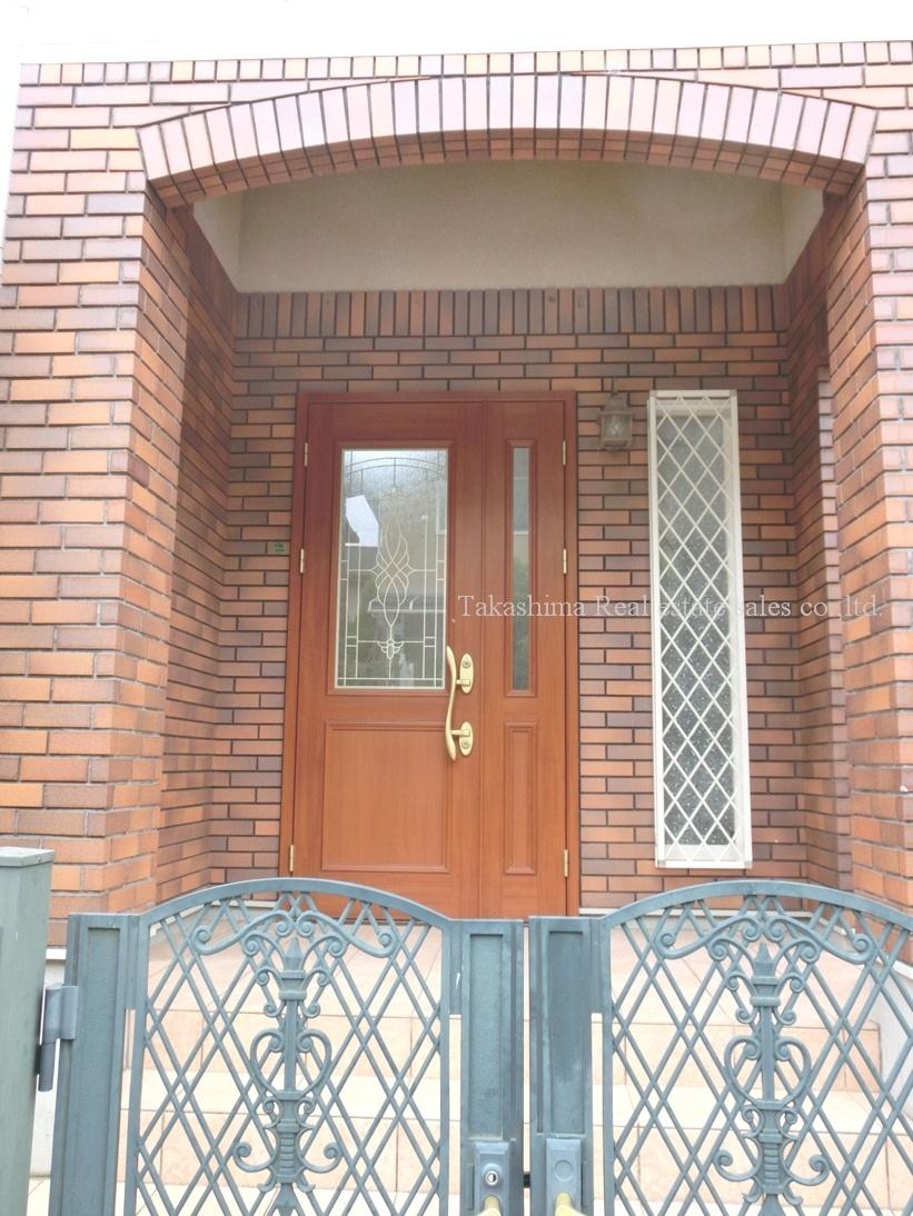 Entrance. Has also become the opening and closing easily porch on a rainy day.