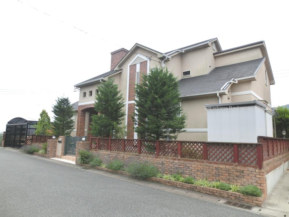 Local appearance photo. Facing north and south both sides road.