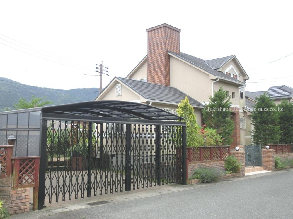 Local appearance photo. Garage is located in the east of the house.