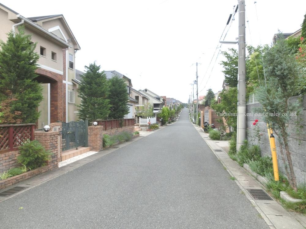 Local photos, including front road. Front road is widely, It is a beautiful town.