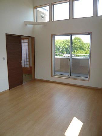 Living. There is a feeling of freedom with a gradient ceiling, It is very bright living. 