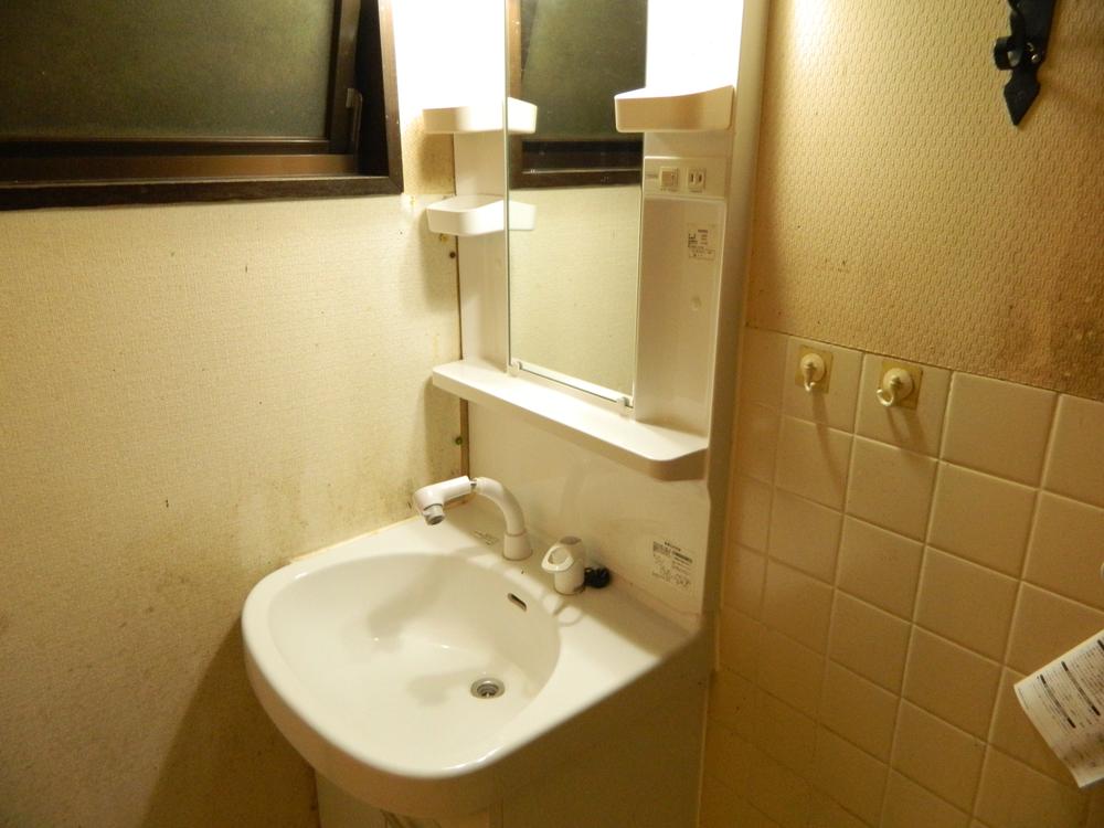 Wash basin, toilet. Indoor (June 2013) Shooting