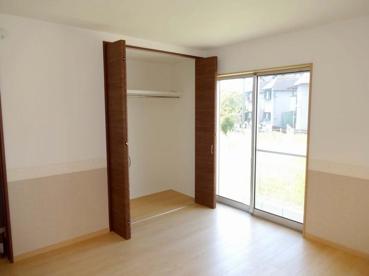 Non-living room. Indoor (September 2013) Shooting Certain-to-ceiling storage is useful.