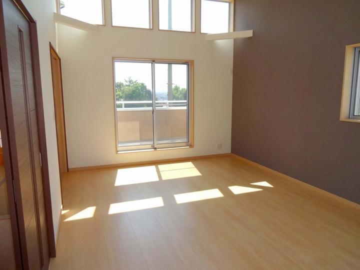 Living. Indoor (September 2013) Shooting LDK is open preeminent with a gradient ceiling there quires about 16