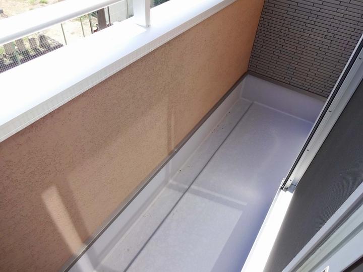 Balcony. Local (September 2013) Shooting South-facing balcony is dry good laundry.