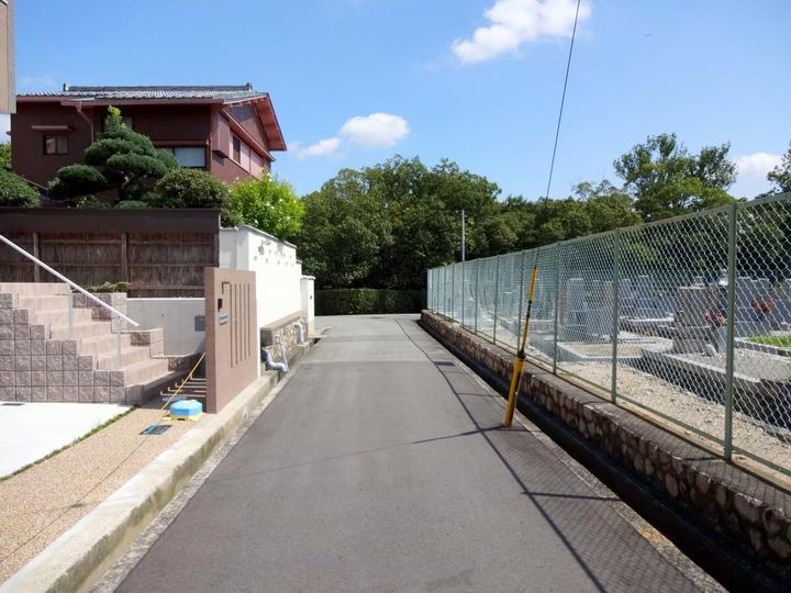 Local photos, including front road. Local (September 2013) Shooting Front road is about 4M house across the street is the grave.