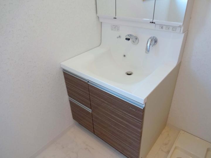 Wash basin, toilet. Indoor (September 2013) Shooting Dresser of the three-sided mirror is not essential to get dressed.