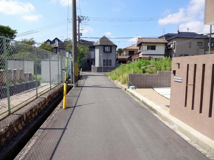 Local photos, including front road. Local (September 2013) Shooting Front road is about 4M house across the street is the grave.
