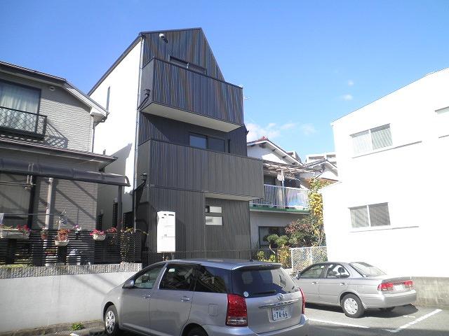 Local appearance photo. Building south