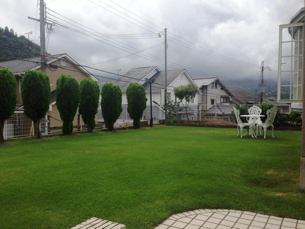 Garden. There about 60 square meters in the southeast direction. Also protect privacy because there is a height difference between the road.