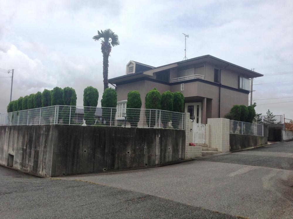 Local appearance photo. Corner lot