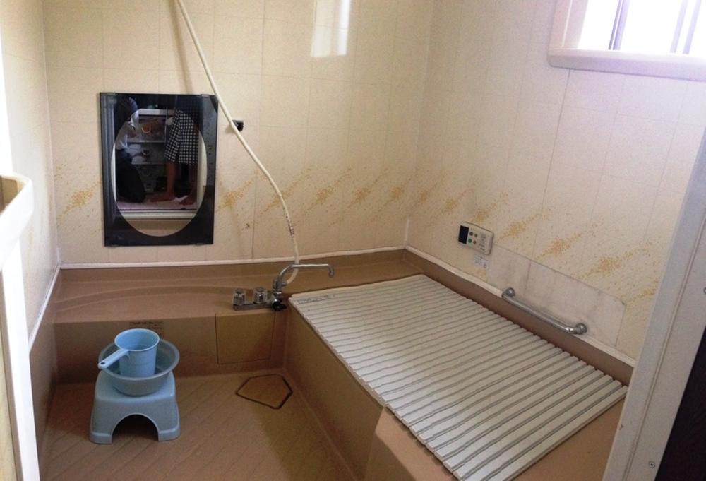Bathroom. Auto bathtub