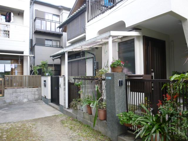 Local photos, including front road. Local (11 May 2013) Shooting