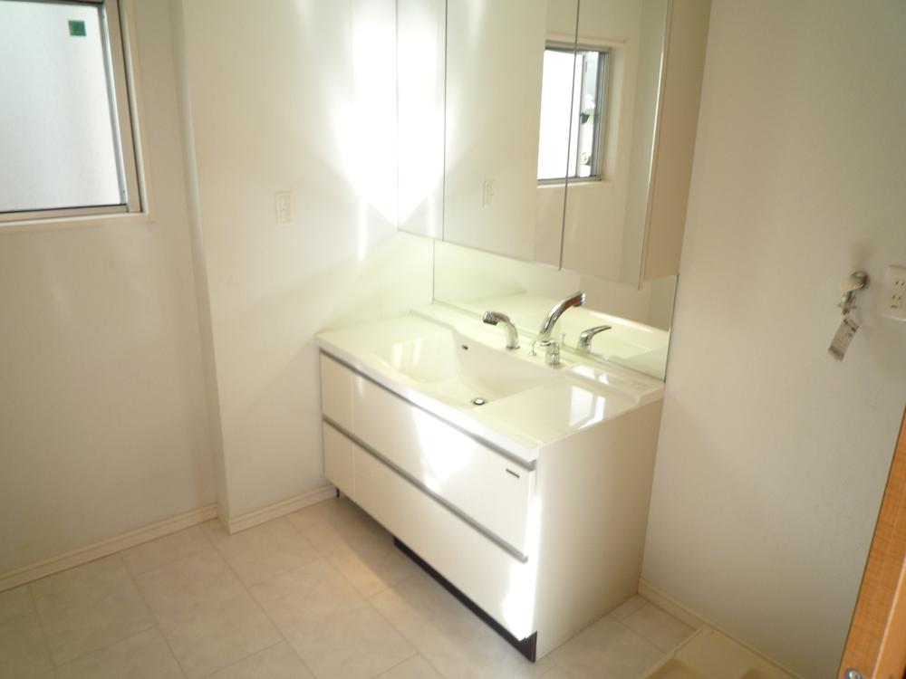 Wash basin, toilet. About 2.7 Pledge of lavatory