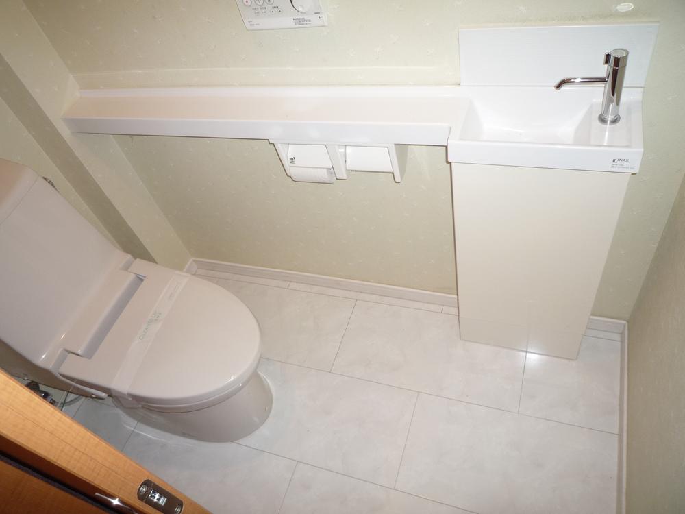 Toilet. Handwashing with toilet