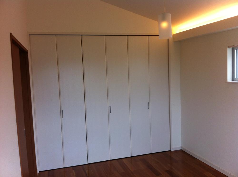 Non-living room. Gradient ceiling of the bedroom (indirect lighting at the top)