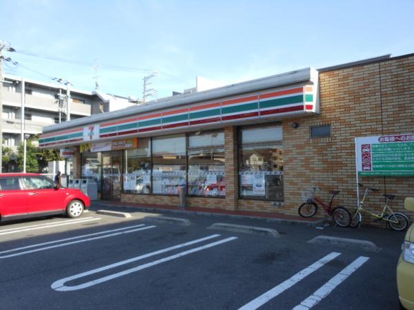 Convenience store. 400m Seven-Eleven convenience store to