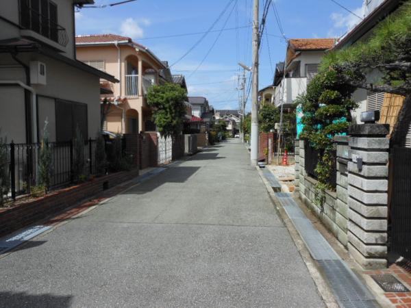 Local photos, including front road. ■ Frontal road ■ Front road is widely, The surroundings are quiet residential area.