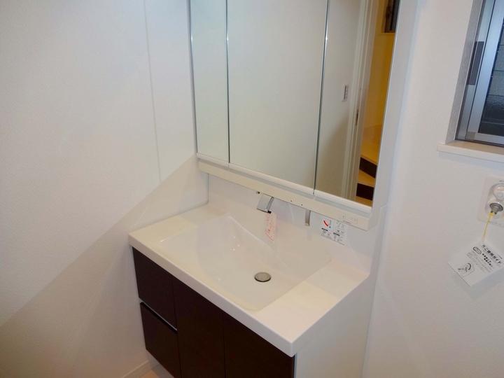 Wash basin, toilet. It is vanity of three-sided mirror type of large-scale! It seems also active in the morning of the dressing