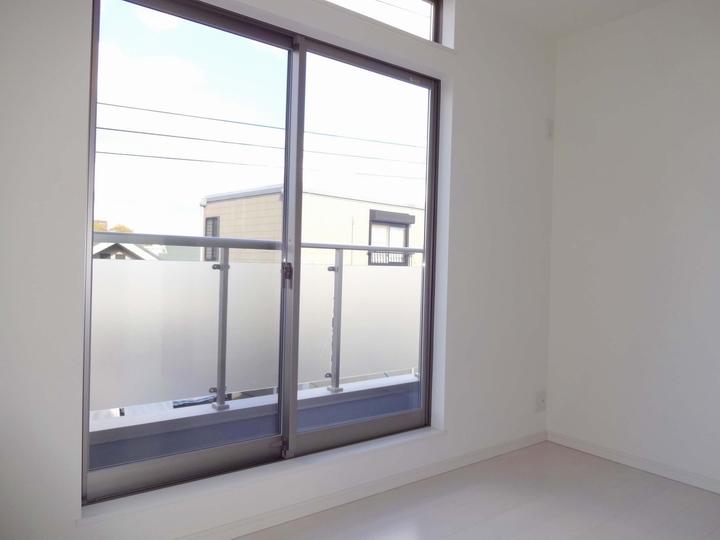 Non-living room. Also take plenty of window is large lighting