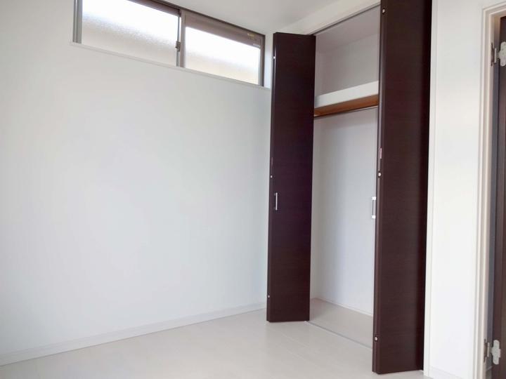 Non-living room. The third floor of the Western-style is located large closet with 2 rooms!