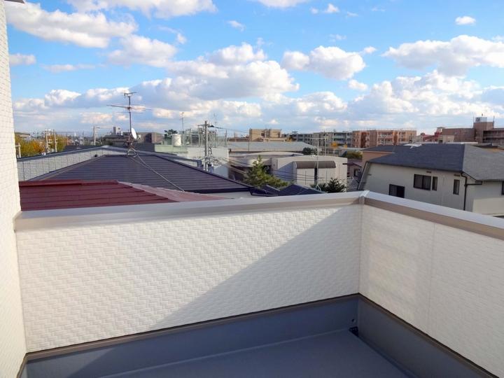 Balcony. Rooftop balcony! It is very good per yang