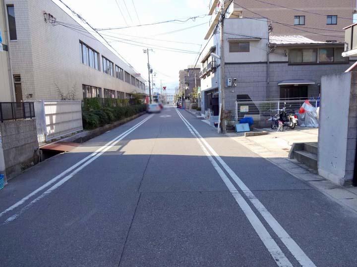 Local photos, including front road. It is spacious and the public road about 7.8M