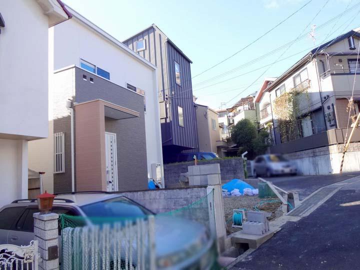 Local photos, including front road. Since there are about 5.5m front road on public roads, Garage is very easy