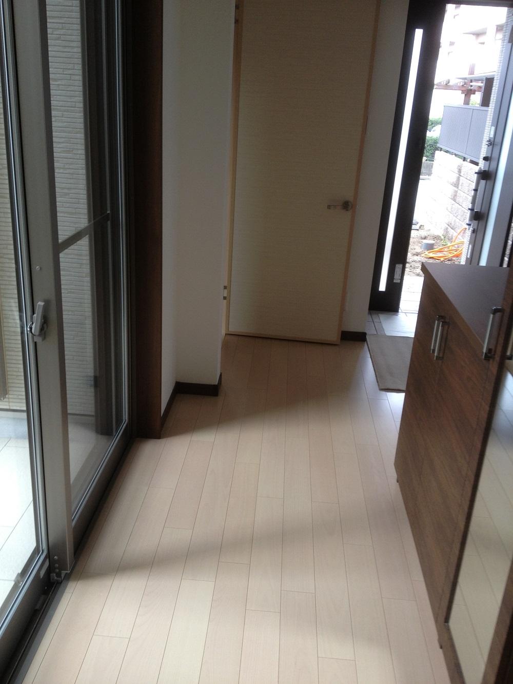 Other introspection. Corridor of spacious meter module that extends the brightness from the terrace