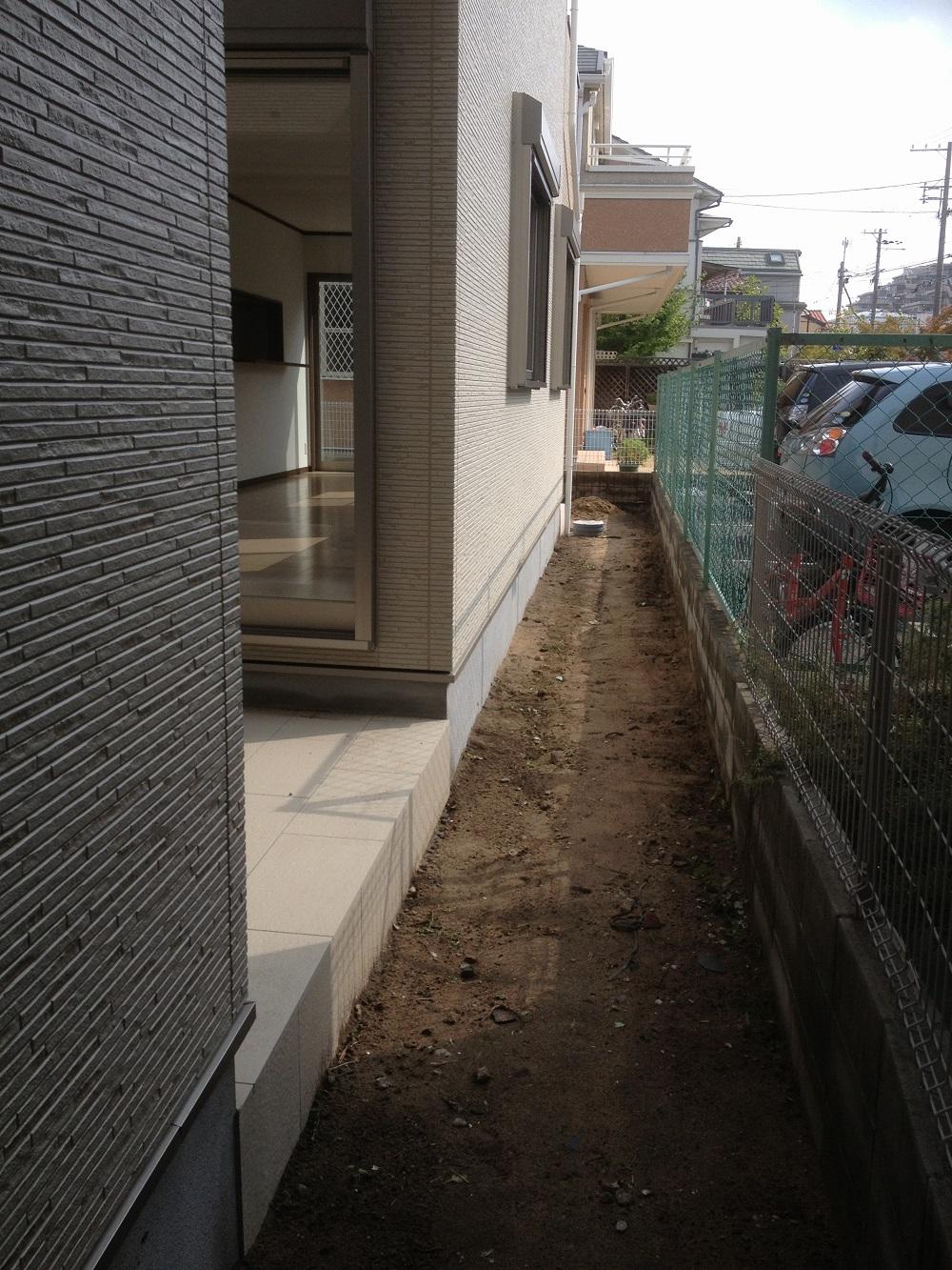 Other. Since the passage leading from the terrace there is a 1m stuff width, Ideal for planting